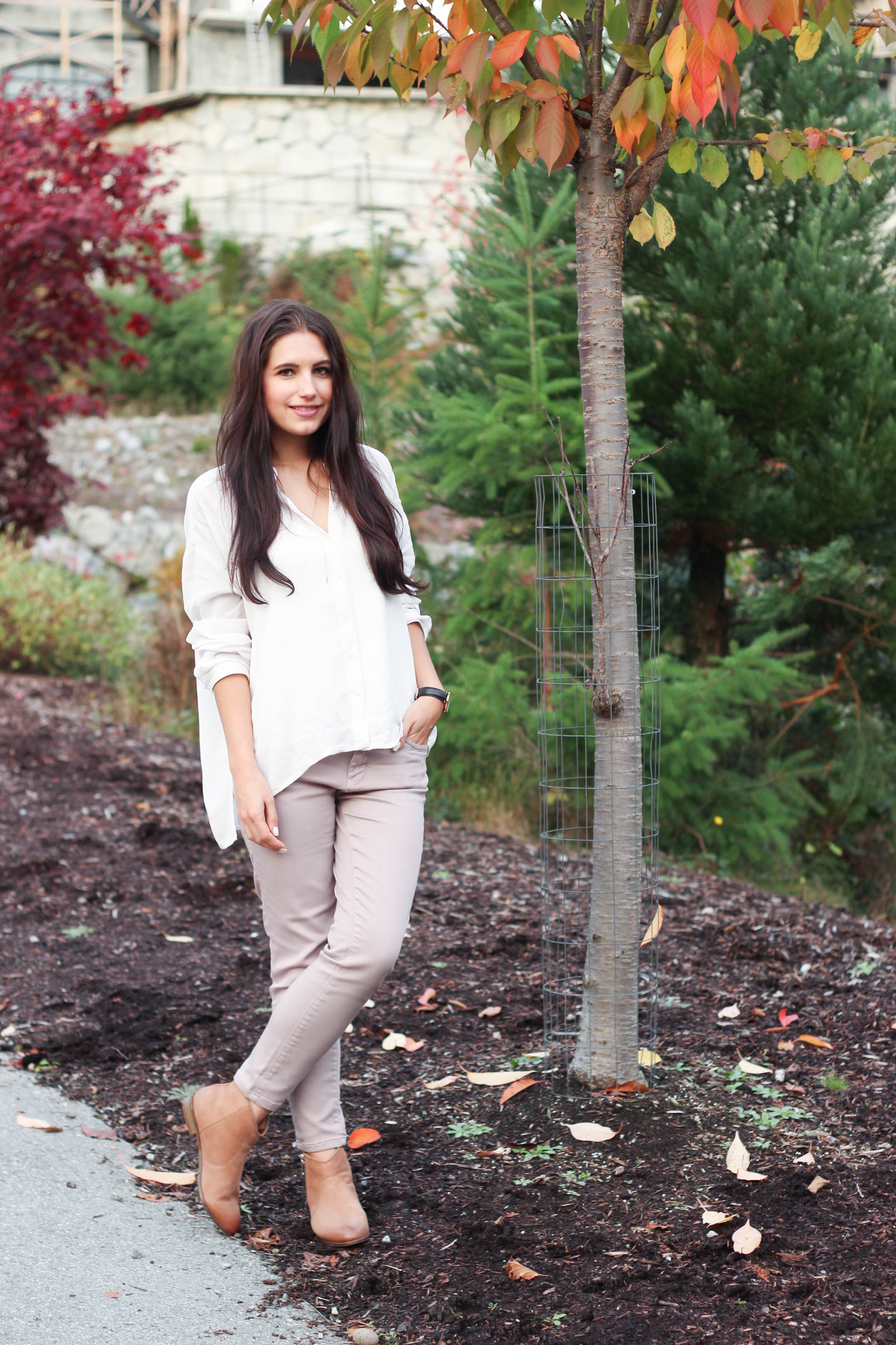 How to Wear Coloured Pants in the Fall