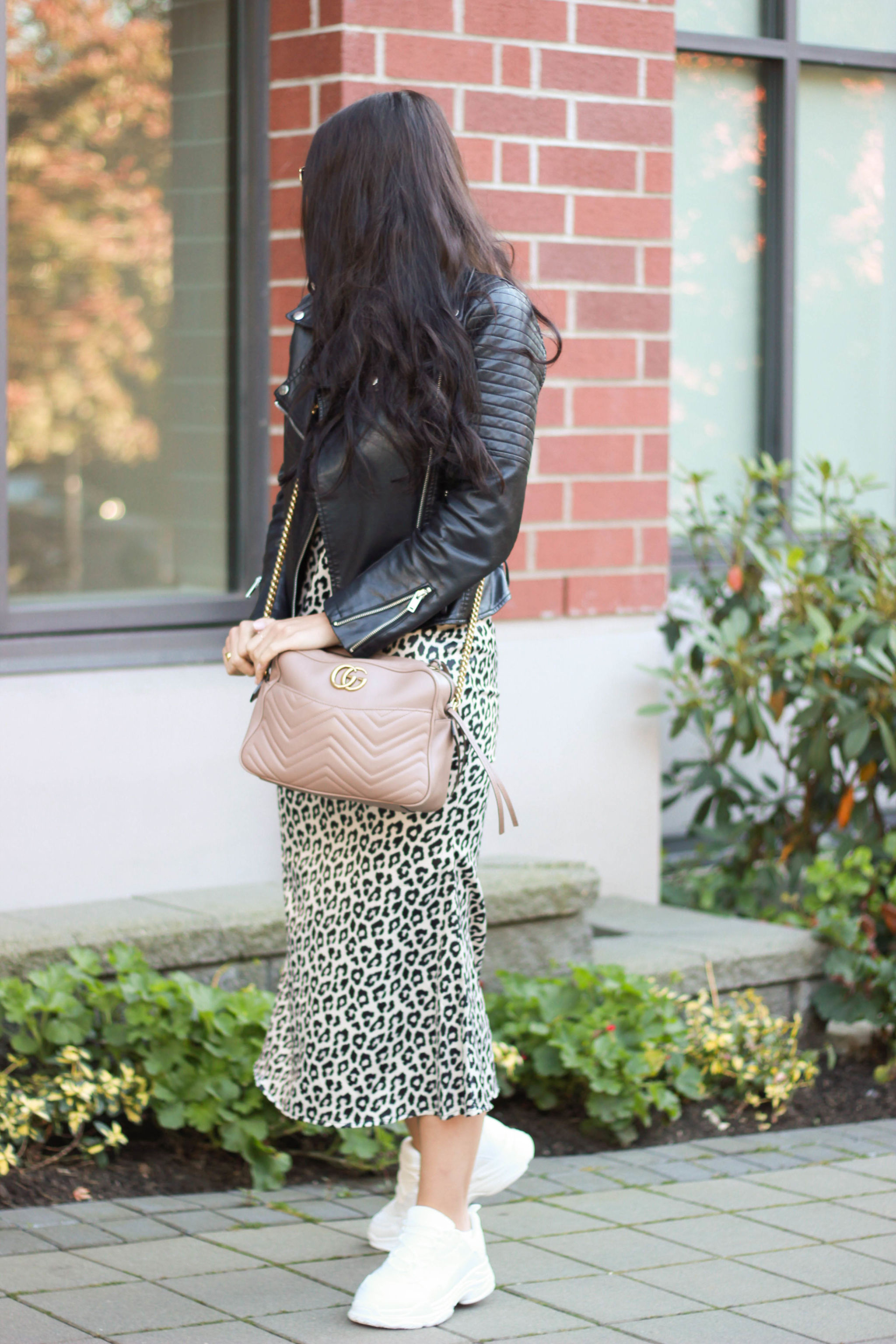 how-to-style-leopard-print-and-dad-sneakers-this-fall